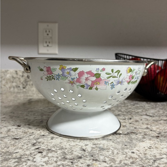 Vintage Kobe JCPenney Footed Metal White Enamel Colander/Strainer Pink/Purple 🌺 - Picture 4 of 14
